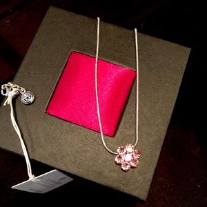 Beautiful Swarovski embellished flower necklace 🌺